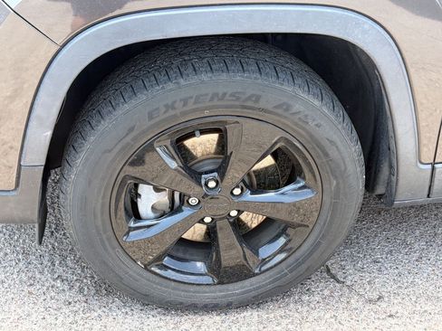 Used 2019 Jeep Cherokee Latitude Plus AWD/4WD image 5