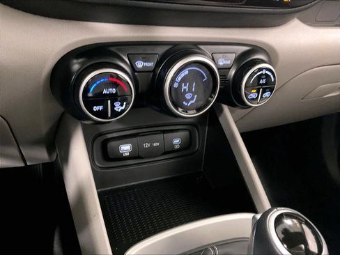 Used 2023 Hyundai Venue SEL image 26