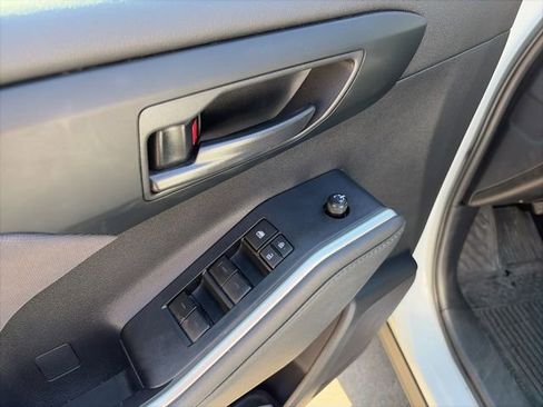 Used 2024 Toyota Highlander XLE image 9