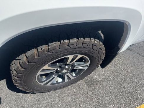 Used 2019 Toyota Tacoma TRD Sport AWD/4WD image 4