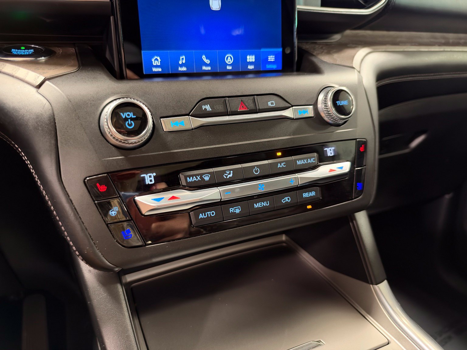 Used 2020 Ford Explorer Platinum w/ Premium Technology Package AWD/4WD image 32