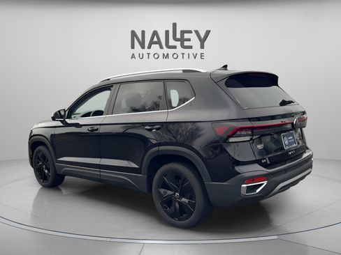 Certified 2025 Volkswagen Taos SE image 4