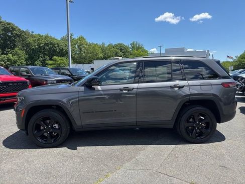 Used 2023 Jeep Grand Cherokee Limited w/ Luxury Tech Group II AWD/4WD image 18