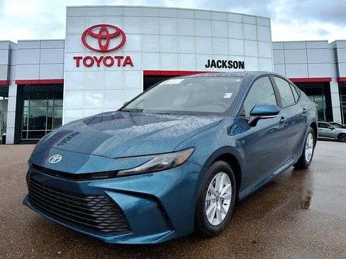 Certified 2025 Toyota Camry LE image 1