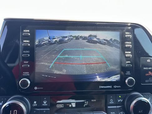 Used 2022 Toyota Highlander XLE AWD/4WD image 23