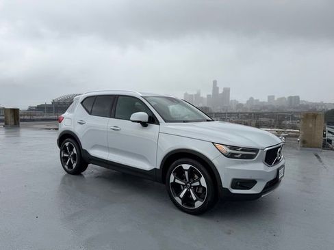 Used 2020 Volvo XC40 T5 Momentum image 1