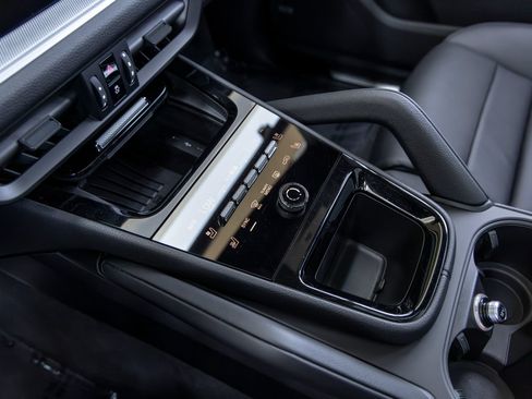 Certified 2025 Porsche Cayenne AWD/4WD image 39