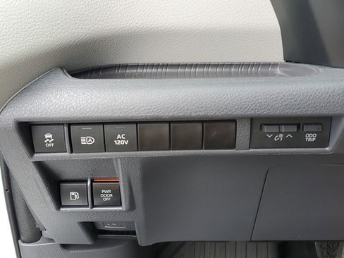 Used 2022 Toyota Sienna Limited image 35