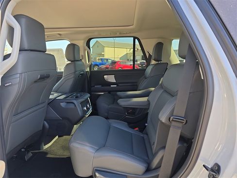 New 2025 Ford Expedition Active image 15