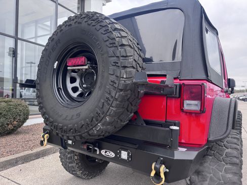 Used 2016 Jeep Wrangler Unlimited Rubicon w/ Connectivity Group image 16