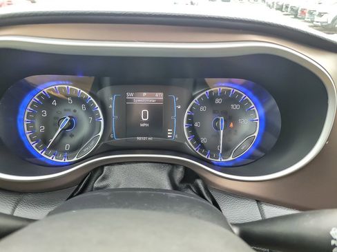 Used 2017 Chrysler Pacifica Touring-L image 10