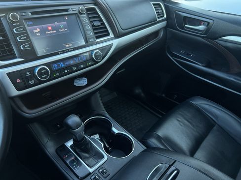 Used 2019 Toyota Highlander XLE image 32