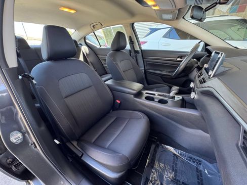 Used 2025 Nissan Altima 2.5 SV FWD image 32