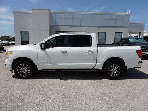 Used 2020 Nissan Titan SV w/ SV Convenience Package RWD image 8