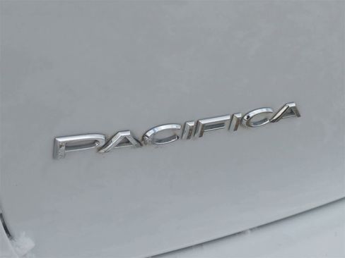 Used 2023 Chrysler Pacifica Touring-L image 13