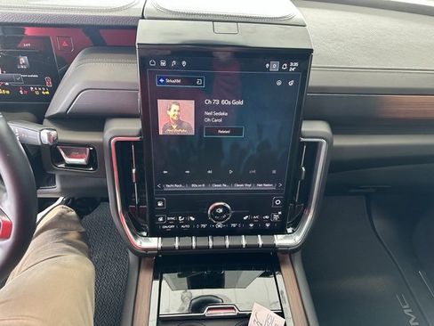 Used 2025 GMC Yukon XL Denali w/ Sun & Power Step Package image 11