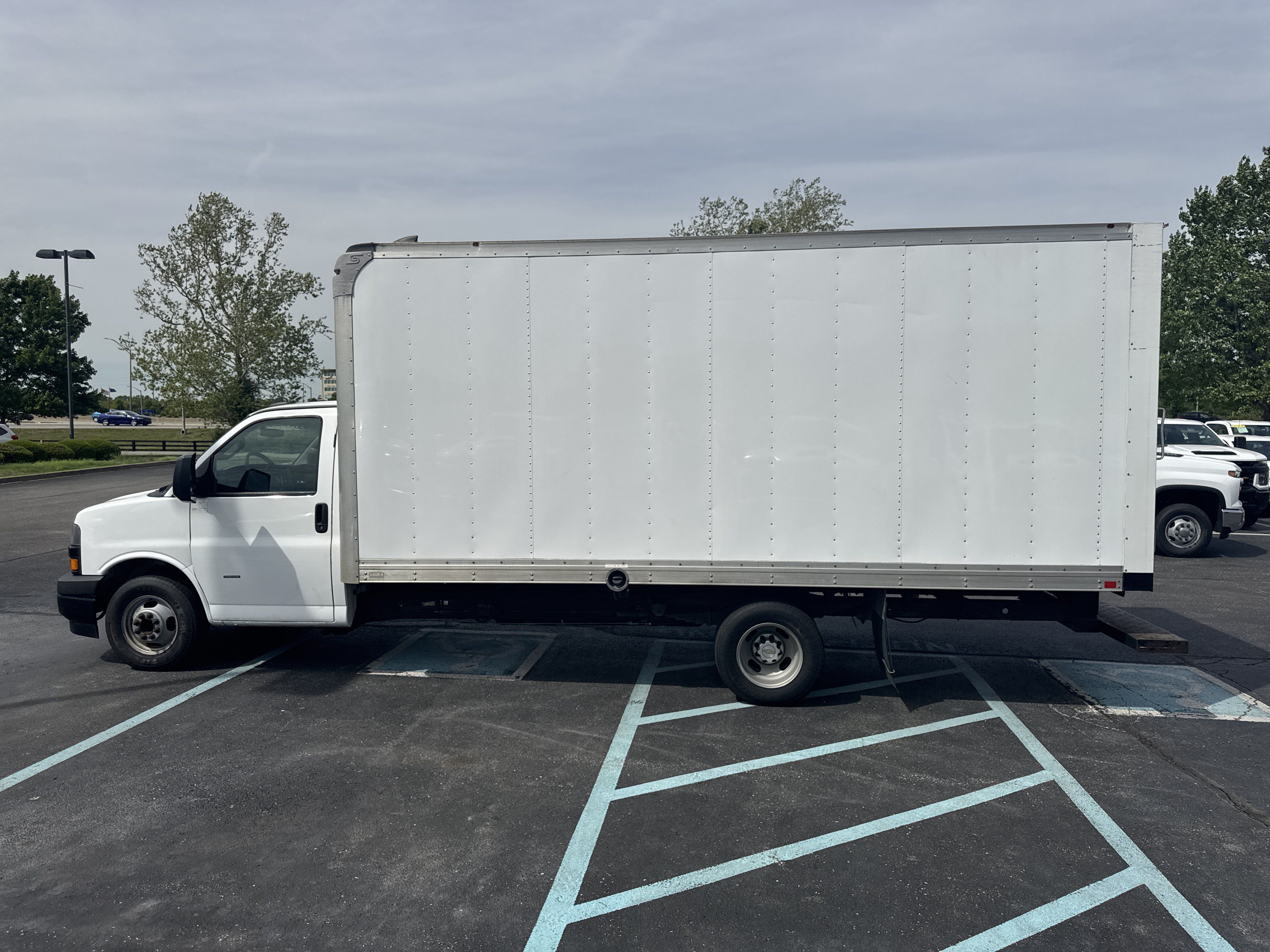 Used 2018 Chevrolet Express 3500 Extended w/ Driver Convenience Package RWD image 8