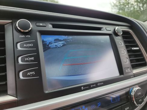 Used 2018 Toyota Highlander XLE FWD image 24