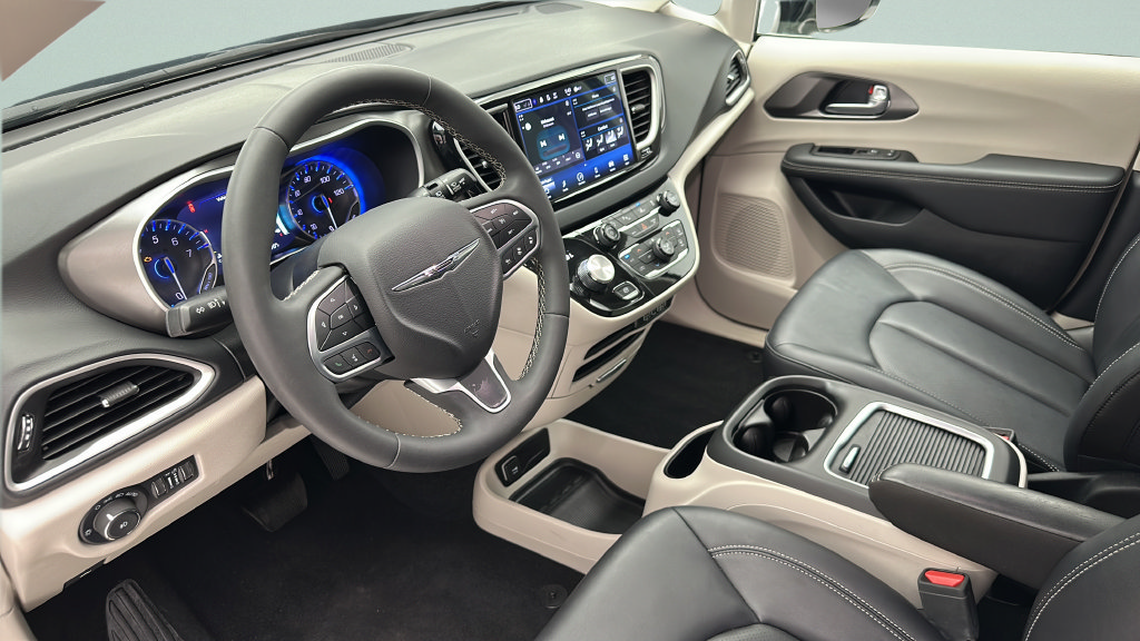 Used 2024 Chrysler Pacifica Touring-L FWD image 11