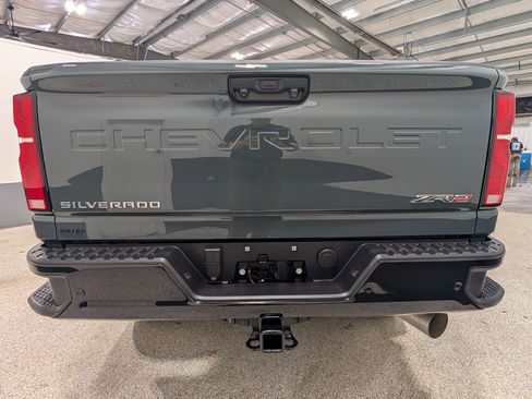 Used 2025 Chevrolet Silverado 2500 ZR2 w/ Technology Package image 9