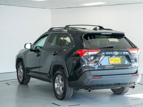 Used 2022 Toyota RAV4 LE AWD/4WD image 5