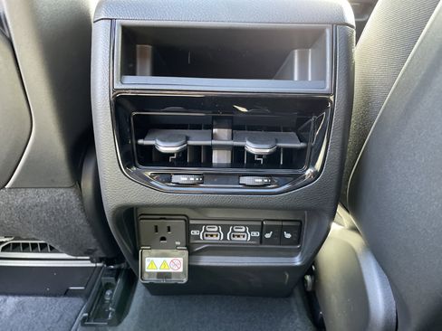 New 2025 Jeep Grand Cherokee Limited w/ Luxury Tech Group II image 39