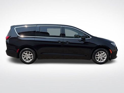 Used 2025 Chrysler Pacifica Select FWD image 9