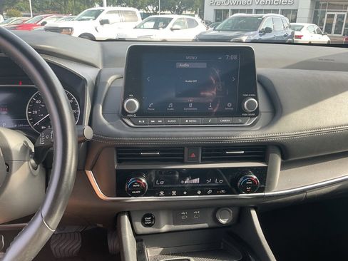 Used 2025 Nissan Rogue SV FWD image 12