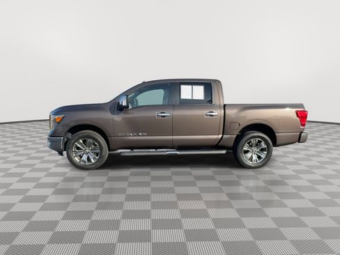 Used 2018 Nissan Titan SL w/ Chrome Package image 5
