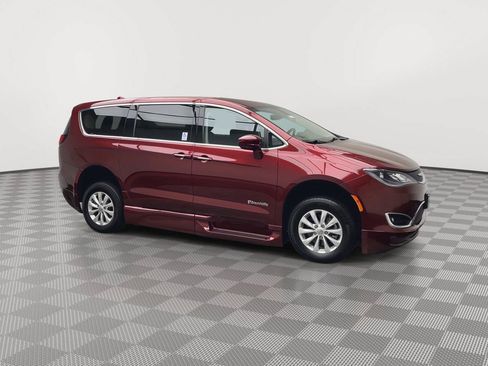 Used 2018 Chrysler Pacifica Touring Plus FWD image 36