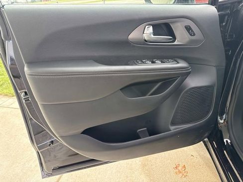 New 2026 Chrysler Pacifica Select w/ S Appearance Package FWD image 9