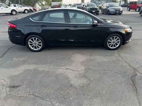 Used 2017 Ford Fusion SE w/ Fusion SE Technology Package image 2