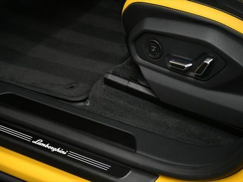 Used 2025 Lamborghini Urus SE AWD/4WD image 44