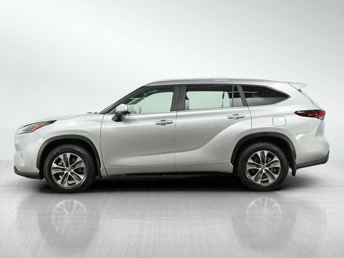 Used 2024 Toyota Highlander XLE AWD/4WD image 2
