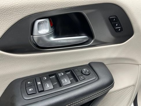 Used 2024 Chrysler Pacifica Touring-L FWD image 30