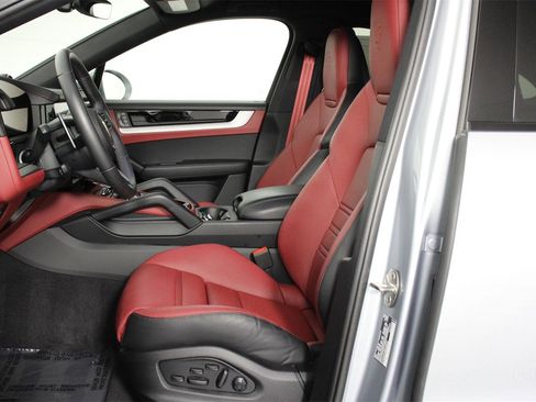 Used 2025 Porsche Cayenne S image 5