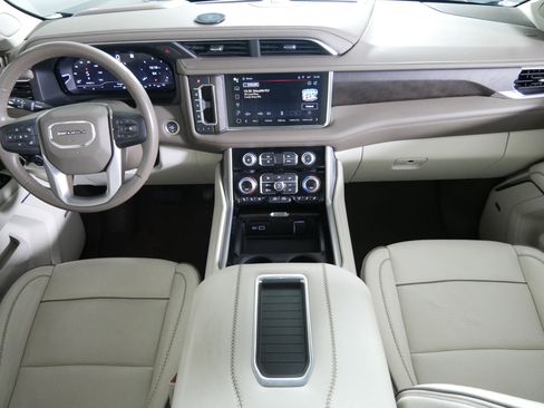 Used 2022 GMC Yukon XL Denali image 10