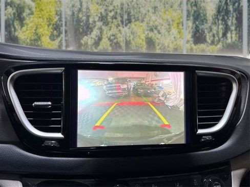 Used 2024 Chrysler Pacifica Touring-L FWD image 25