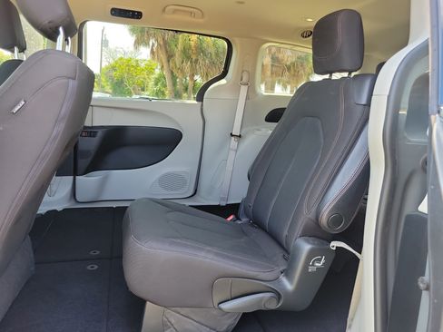 Used 2020 Chrysler Pacifica Touring w/ Advanced Safetytec Group FWD image 8