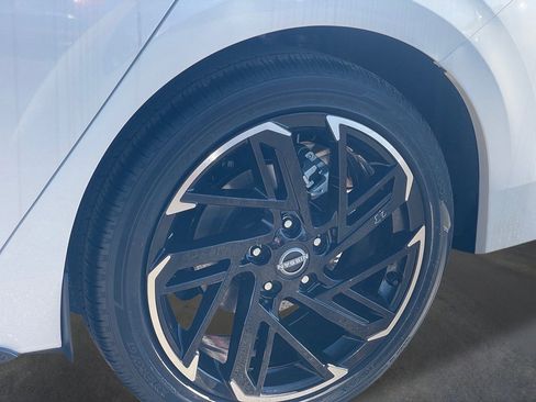 New 2027 Nissan Sentra SR w/ Floor Mat Package FWD image 9