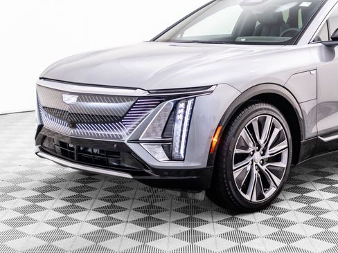 Certified 2025 Cadillac Lyriq Luxury w/ LPO, Floor Liner Package AWD/4WD image 40
