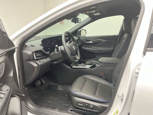Certified 2024 Buick Envista Sport Touring w/ Convenience I Package FWD image 3