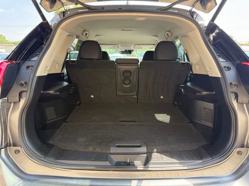Used 2019 Nissan Rogue SV image 8