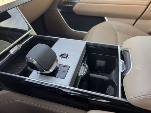 Used 2025 Land Rover Range Rover Long Wheelbase SE image 19