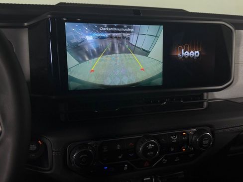 Used 2025 Jeep Wrangler Unlimited Sahara w/ Safety Group image 17