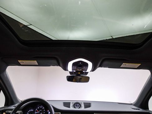 Certified 2025 Porsche Macan image 20