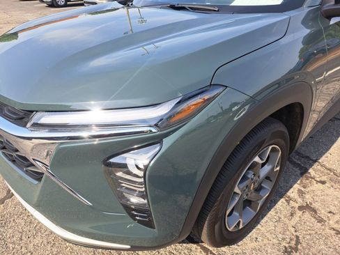 Used 2025 Chevrolet Trax LT w/ Driver Confidence Package FWD image 23