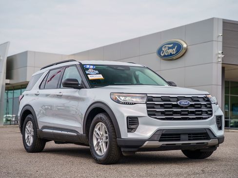 Certified 2025 Ford Explorer Active RWD image 1
