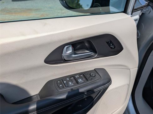 Used 2024 Chrysler Pacifica Touring-L FWD image 20