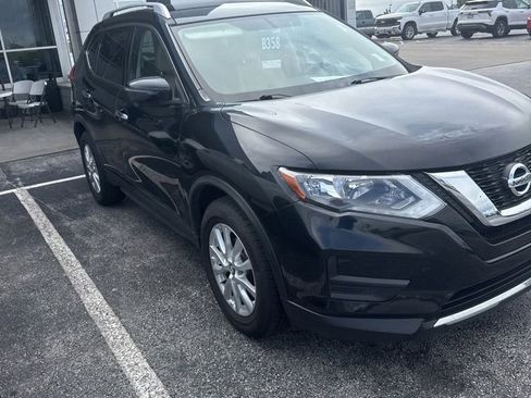 Used 2017 Nissan Rogue SV w/ SV Premium Package FWD image 2